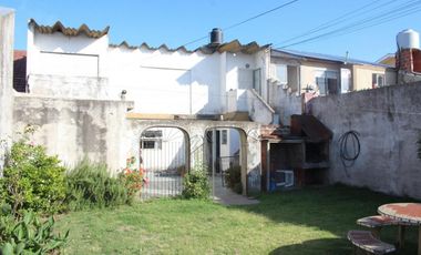 CASA 3 AMBIENTES CON COCHERA, PARQUE, MAS DEPARTAMENTO DE 2 AMBIENTES, APTO CREDITO