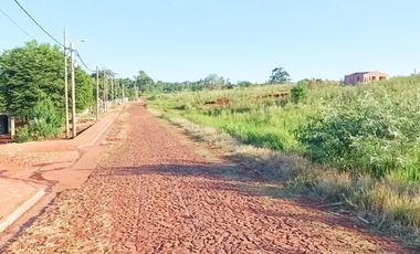Gran terreno en esquina empedrado