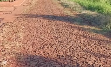 Gran terreno en esquina empedrado