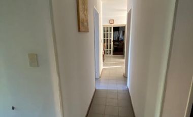 Chalet cuatro ambientes con parque y garage, desarrollado en planta baja. Bo Lomas de Golf