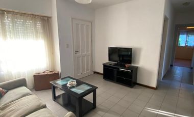 Chalet cuatro ambientes con parque y garage, desarrollado en planta baja. Bo Lomas de Golf