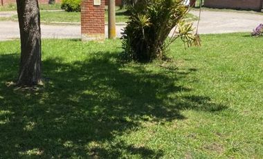 Chalet cuatro ambientes con parque y garage, desarrollado en planta baja. Bo Lomas de Golf