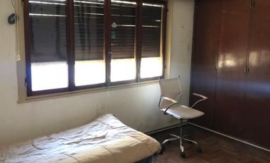 Gran casa 4 amb con cochera, patio y jardin, APTA CREDITO. Ubicada en Chimento 230 Lomas de Zamora