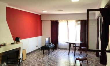Gran casa 4 amb con cochera, patio y jardin, APTA CREDITO. Ubicada en Chimento 230 Lomas de Zamora