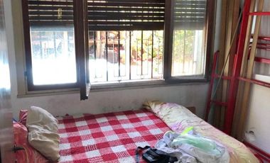 Gran casa 4 amb con cochera, patio y jardin, APTA CREDITO. Ubicada en Chimento 230 Lomas de Zamora