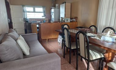 CHALET AMPLIO DE 2 AMBIENTES MAS DEPARTAMENTO TOTALMENTE INDEPENDIENTE DE 2 AMBIENTES