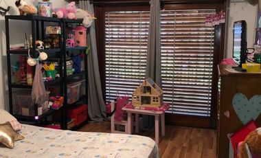 EXCELENTE CASA DE 5 AMBIENTES CON FONDO Y PISCINA