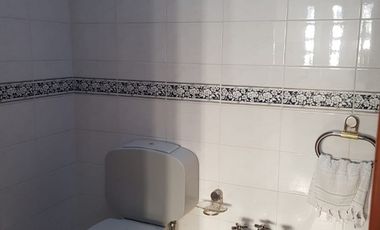 EXCELENTE CASA DE 5 AMBIENTES CON FONDO Y PISCINA