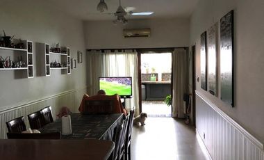 EXCELENTE CASA DE 5 AMBIENTES CON FONDO Y PISCINA