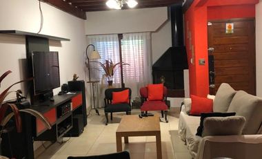 EXCELENTE CASA DE 5 AMBIENTES CON FONDO Y PISCINA