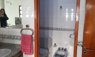 EXCELENTE CASA DE 5 AMBIENTES CON FONDO Y PISCINA