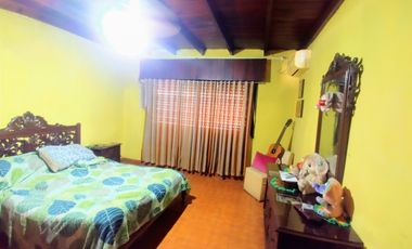 Casa tipo chalet 4 ambientes con local a la calle