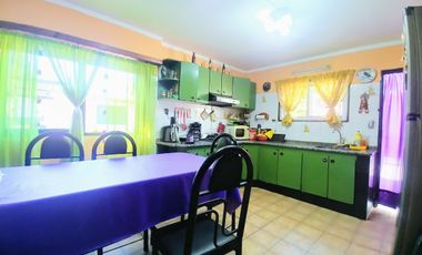 Casa tipo chalet 4 ambientes con local a la calle