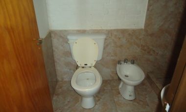 Villa Adela a dos cuadras de ruta 20.- DEPARTAMENTO PLANT ALTA CON INGRESO COMPARTIDO.-