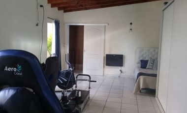 Venta de Casa al fondo Mas 2 Departamentos al frente en Moreno- Permuta