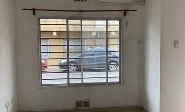 VENTA DEPARTAMENTO 2 AMBIENTES CON PATIO Y COCHERA