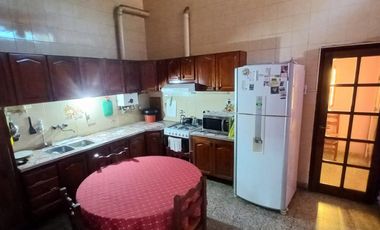 EN VENTA! AMPLIA PROPIEDAD SOBRE AVENIDA!