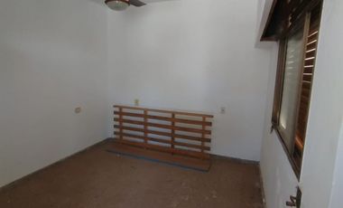 J P Lopez 900. A 6 cuadras de la Av Almirante Brown