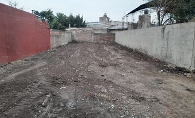 Local de 5 x 6 mts con baÃ±o y 2 persianas ciegas con puerta de escape, excelente lote 364,50 m2.-