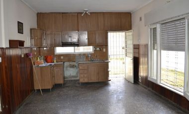 MONTE GRANDE - Chalet en excelente ubicacion