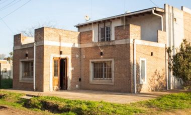 Larrea 1694 esquina Castelli, a solo 100 mts de Ruta 205 - CaÃ±uelas-Casa en venta