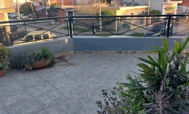 CASA 3 HAB. CON IMPORTANTE LOCAL GONZALEZ CATAN