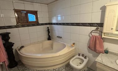 Venta Casa multifamiliar. Amplio lote