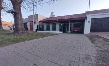 Casa sobre Av. Moreno