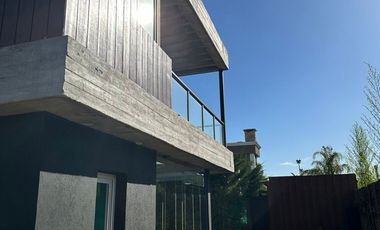 Oportunidad! Moderna Propiedad con Parrilla y Pileta