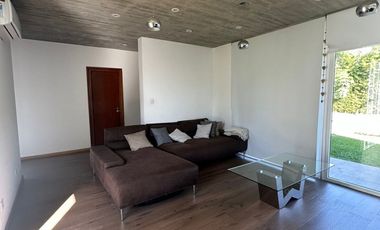 Oportunidad! Moderna Propiedad con Parrilla y Pileta