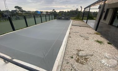 Amplio chalet de 4 ambientes con pileta climatizada