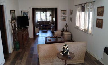 VENTA CASA TRES AMBIENTES EN PLANTA BAJA EN CONJUNTO CON DEPTO EN PRIMER PISO,  EZPELETA.