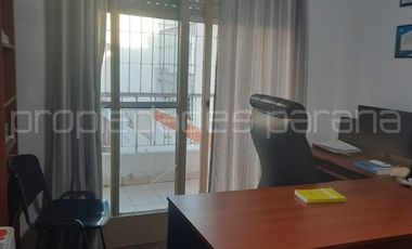 OPORTUNIDAD: NUEVO PRECIO: VENDO AMPLIO DEPARTAMENTO 3 DORMITORIOS Y BALCON, zona Tribunales