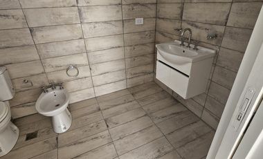 En venta casa tres dormitorios , patio, cochera zona ex hipodromo  !