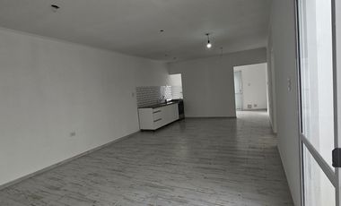 En venta casa tres dormitorios , patio, cochera zona ex hipodromo  !