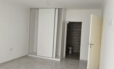 En venta casa tres dormitorios , patio, cochera zona ex hipodromo  !