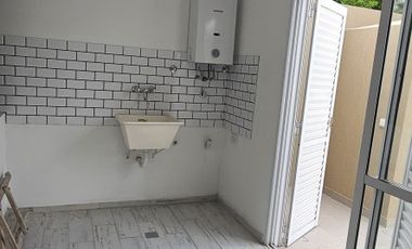 En venta casa tres dormitorios , patio, cochera zona ex hipodromo  !