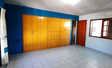 Vendo casa 3 dormitorios, cochera y patio. Zona centro de Parana