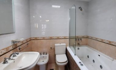 Vendo casa 3 dormitorios, cochera y patio. Zona centro de Parana