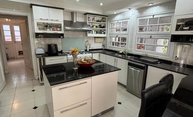 Excelente casa en lote interno de Camino Real, muy luminosa y comoda!!