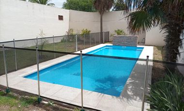 CHALET - 4 AMBIENTES - PILETA CLIMATIZADA - ZONA RESIDENCIAL - MIRAMAR