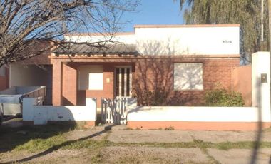 Casa en venta - 3 Dormitorios 1 Baño - Darregueira