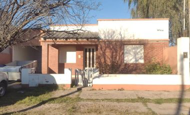 Casa en venta - 3 Dormitorios 1 Baño - Darregueira