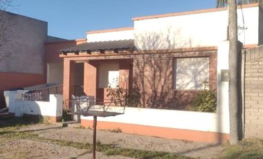 Casa en venta - 3 Dormitorios 1 Baño - Darregueira