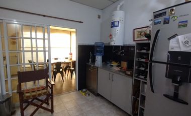 HERMOSA CASA EN VENTA SOBRE CALLE NICOLAS SPITALERI