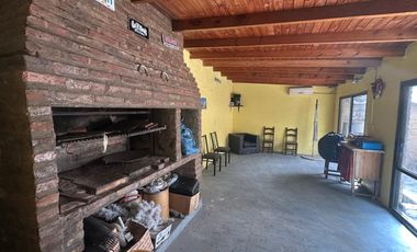 CASA DE 3 AMBIENTES CON DEPARTAMENTO INDEPENDIENTE Y COCHERA EN FLORENCIO VARELA