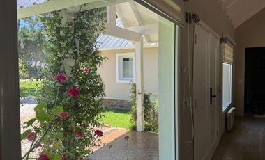 Pinamar, venta de casa en barrio La Herradura con seguridad las 24 hs