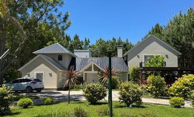 Pinamar, venta de casa en barrio La Herradura con seguridad las 24 hs