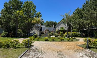 Pinamar, venta de casa en barrio La Herradura con seguridad las 24 hs