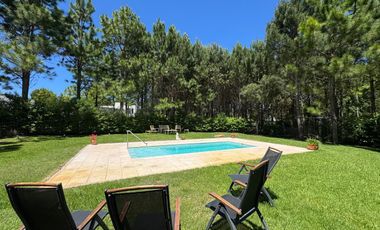 Pinamar, venta de casa en barrio La Herradura con seguridad las 24 hs